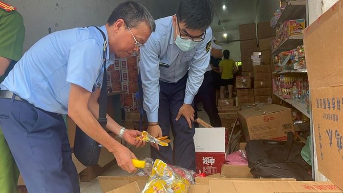 Chủ hộ kinh doanh Phương Trang khai nhận, toàn bộ số hàng hóa trên là chân gà, cánh gà, đùi gà đóng gói sẵn do nước ngoài sản xuất. Ảnh: Uyên Hương/ BNEWS/TTXVN