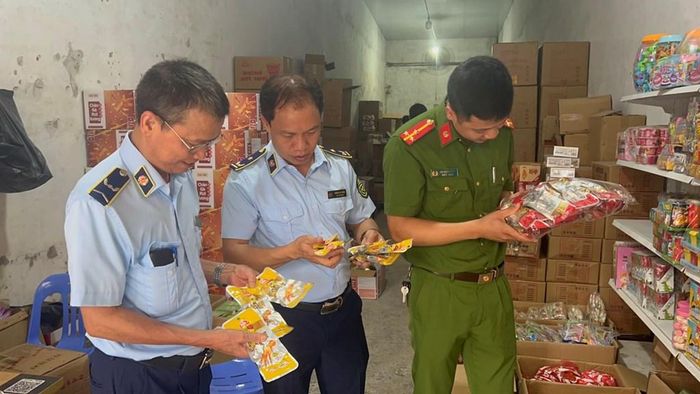 Lực lượng chức năng kiểm tra đột xuất hộ kinh doanh cửa hàng thương mại Phương Trang và thu giữ hơn 2.500 chân, cánh gà nhập lậu. Ảnh: Uyên Hương/BNEWS/TTXVN
