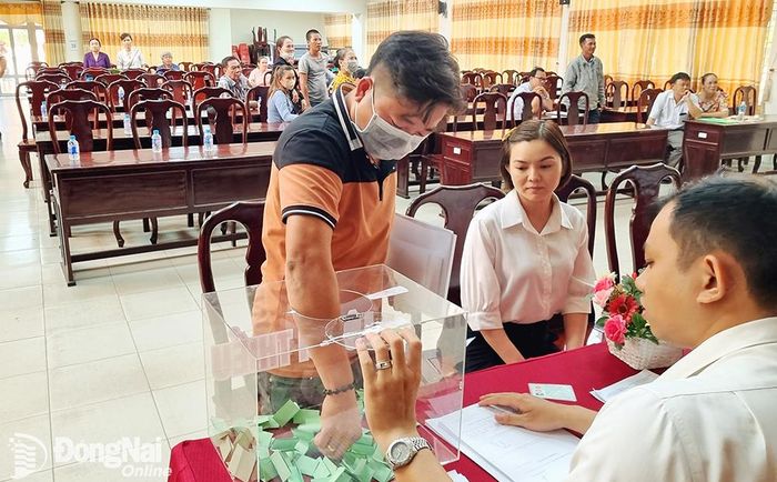 Các hộ dân bốc thăm ngẫu nhiên chọn vị trí đất trong khu tái định cư Lộc An - Bình Sơn