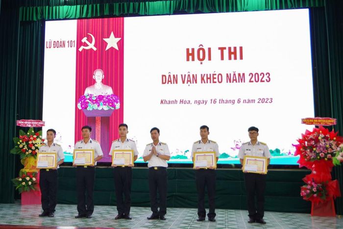 Ban tổ chức trao giải cho các đội thi.