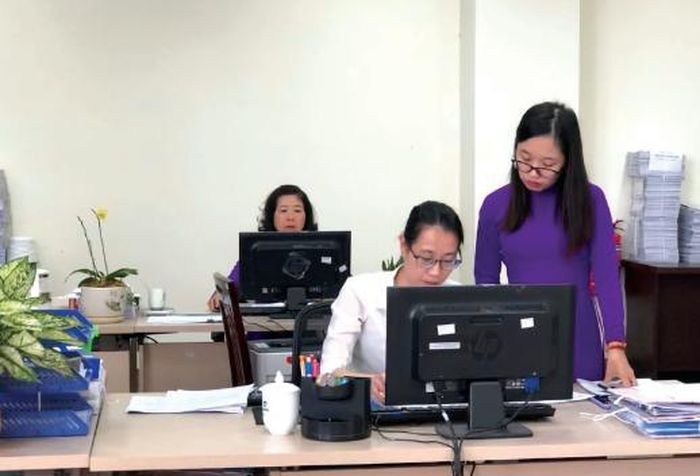 Công chức Kho bạc Nhà nước Thái Nguyên đang kiểm soát các hồ sơ thanh toán vốn trên dịch vụ công trực tuyến. Ảnh: Hạnh Thảo