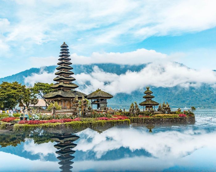  Đền nước Ulun Danu trên mặt hồ Beratan ở đảo Bali. Ảnh: Guillaume Marques/Unsplash. 