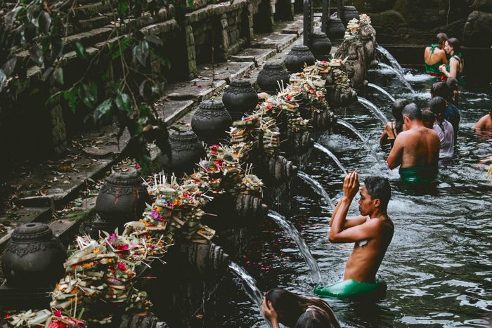  Đền Pura Tirta Empul nổi tiếng với nghi lễ tắm nước thánh độc đáo. Ảnh: Florian GIORGIO/Unsplash. 