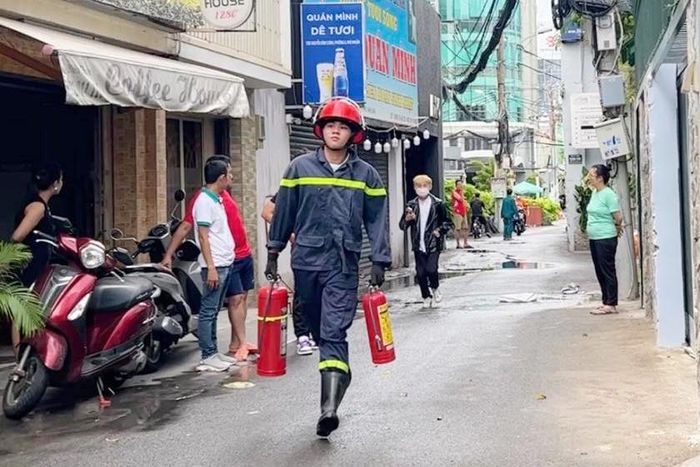 Lực lượng cảnh sát đến hiện trường dập lửa. Ảnh: A.H.
