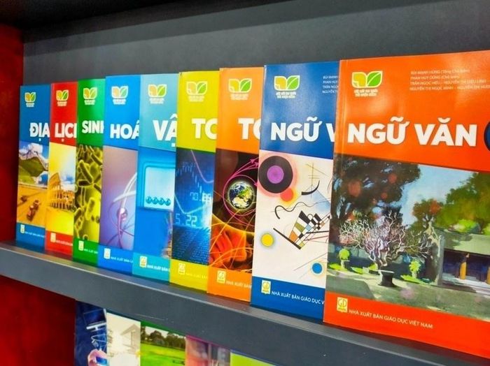 Sách giáo khoa mới cho khối 4, 8, 11 đắt hơn bộ sách giáo khoa chương trình cũ. Ảnh: Nhà xuất bản Giáo dục Việt Nam.