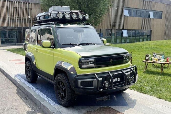  Cuối cùng là bản độ “nặng đô” hơn khi có nhiều món đồ chơi off-road, bộ áo màu xanh chuối rất đẹp xen kẽ đó là các họa tiết rằn ri và nhiều chi tiết sơn đen tạo điểm nhấn. 