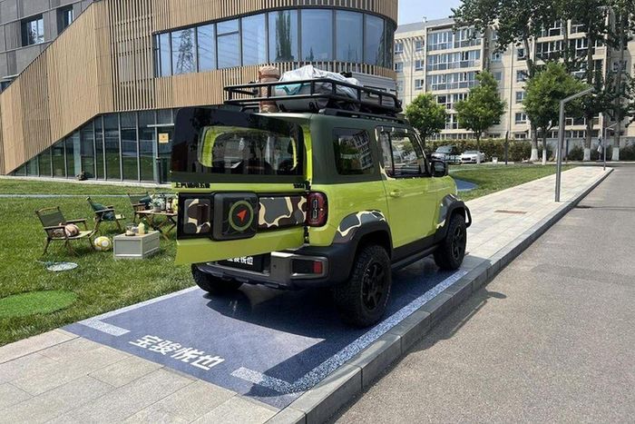  Phần đầu xe của chiếc Baojun Yep này đã thấy ngay sự cá tính với 1 thanh chống va đập kiên cố ở cản trước, chiếc xe Baojun Yep này còn được trang bị baga mui có thể tích hợp thêm lều dã ngoại hoặc chỉ đơn giản, làm khoang hành lý thứ 2 cho xe. Chưa dừng lại ở đó, phía trước baga của Baojun Yep chạy điện có tới 5 bóng đèn LED, đủ thắp sáng chỗ dã ngoại trong rừng, giúp bạn không phải lo mua nhiều bóng đèn. 