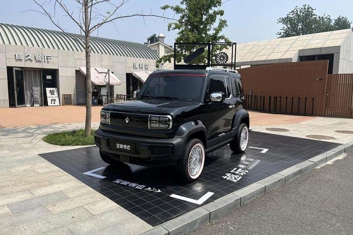  Bản độ đầu tiên là chiếc xe mang màu đen, chỉ được tạo điểm nhấn thêm qua bộ mâm độ rất kỳ công và được sơn màu trắng, ngoài ra còn có nhiều chi tiết mạ crôm sáng bóng, tạo điểm nhấn tổng thể cho xe. Thay đổi tiếp theo chỉ là phần tai gương ốp chất liệu crôm. 