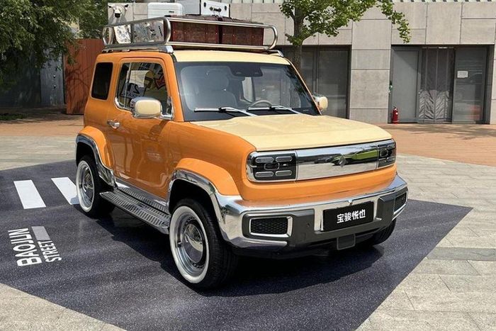  Bản độ thứ 2 mang phong cách du lịch, màu sơn cam sáng là điểm nhấn của ngoại hình, giúp xe luôn nổi bật dù đi bất cứ đâu, quá lý tưởng cho bạn bè có thể phát hiện ra mình khi chạy trước, trong 1 con đường kẹt cứng xe cộ. 