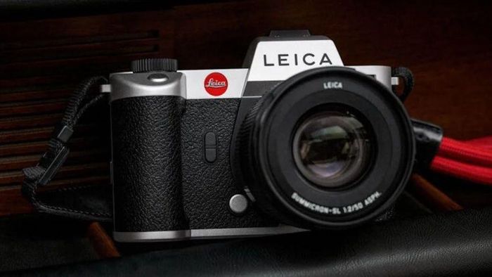 Leica SL2 ra mắt vào năm 2019 với duy nhất màu đen mờ, vừa đây sản phẩm vừa được khoác lên mình màu áo bạc mới.