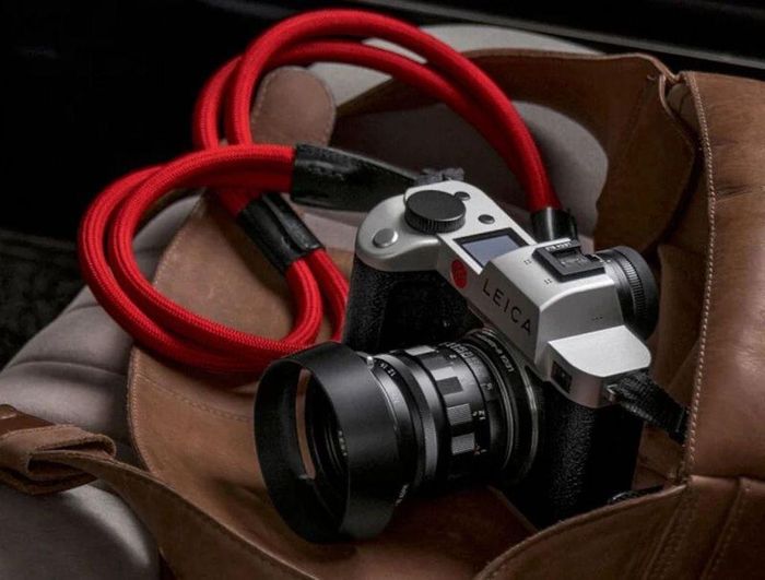 Nhà sản xuất cho biết việc giới thiệu biến thể màu bạc của SL2 là để đáp ứng mong muốn của khách hàng. SL2 màu bạc có nắp trên và tấm đế được nhuộm anode màu bạc, kết hợp với lớp bọc da màu đen.