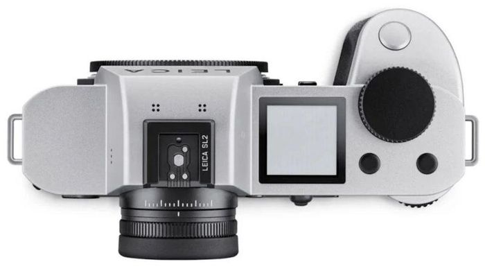 Sự kết hợp này đồng nhất về phong cách và tinh thần với chiếc máy ảnh Leica M11 rangefinder màu bạc. Leica nói rằng SL2 màu bạc trông đặc biệt hấp dẫn khi được kết hợp với ngàm chuyển M sang L và “ống kính M nhỏ gọn, huyền thoại” của hãng.