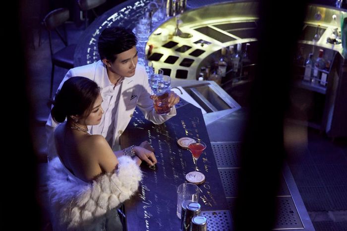 Phong cách điềm đạm, diễn xuất chân thực và sự hợp vai đã mang đến thành công cho hai nhân vật do Quang Sự và Kiều Anh đảm nhiệm trên phim. 