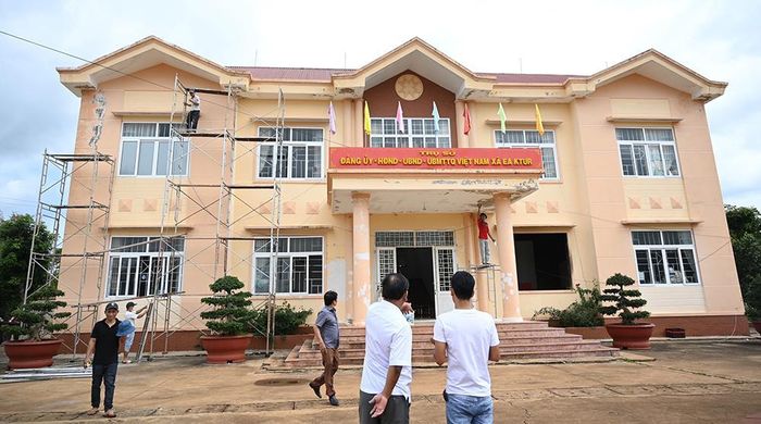 Ngày 17/6 công tác sửa chữa những hư hại tại trụ sở UBND xã Ea Tiêu và Ea Ktur vẫn đang khẩn trương để sớm trở lại hoạt động, phục vụ người dân. Ảnh: Nguyễn Huế