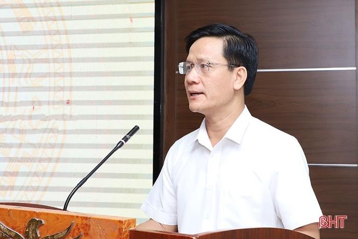 Phát biểu khai mạc, Giám đốc Sở Tài chính Trịnh Văn Ngọc - Thường trực Hội đồng thẩm định giá đất tỉnh nhấn mạnh: Buổi tập huấn giúp các thành viên hội đồng thẩm định nắm chắc quy định của Nhà nước về công tác thẩm định giá đất cụ thể trong điều kiện thực tiễn để khắc phục hạn chế, đẩy nhanh tiến độ, nâng cao hiệu quả xác định giá đất cụ thể, giá sàn nộp ngân sách Nhà nước.