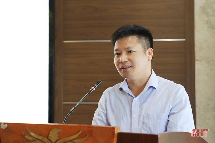 Ngoài ra, các giảng viên cũng truyền đạt những nội dung về xây dựng, điều chỉnh bảng giá đất như: trường hợp áp dụng bảng giá đất, nội dung bảng giá đất, trình tự xây dựng bảng giá đất, các trường hợp điều chỉnh bảng giá, nội dung điều chỉnh bảng giá… Trong ảnh: Ông Đoàn Ngọc Phương - Phó Cục trưởng Cục Quy hoạch và Phát triển tài nguyên đất (Bộ TN&amp;MT) chuyển tải các nội dung liên quan.