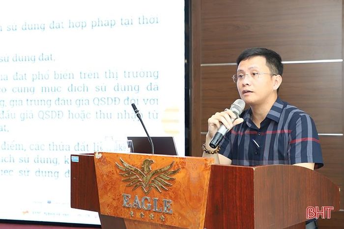Các học viên được phổ biến hệ thống văn bản pháp luật về giá đất; các nguyên tắc, phương pháp định giá đất; khung giá đất; các trường hợp áp dụng định giá đất cụ thể…Trong ảnh: Ông Cao Đại Nghĩa - Phó Trưởng phòng Giá đất, Cục Quy hoạch và Phát triển tài nguyên đất (Bộ TN&amp;MT) trao đổi tại buổi tập huấn.