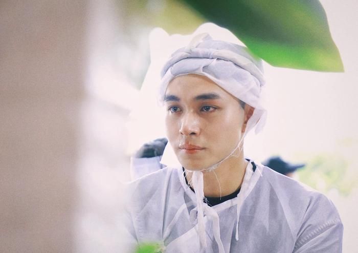 Jun Phạm không kìm được nước mắt trong giây phút tiễn đưa bố