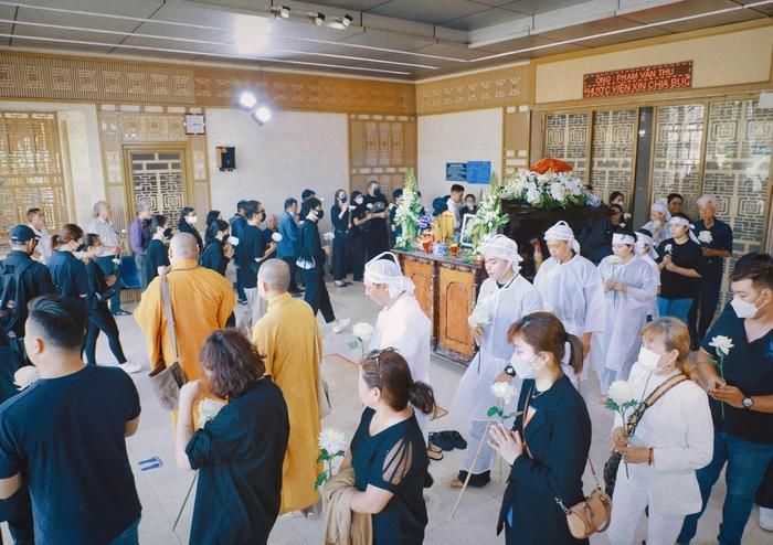 Những hình ảnh trong lễ tiễn đưa bố của Jun Phạm về nơi an nghỉ cuối cùng