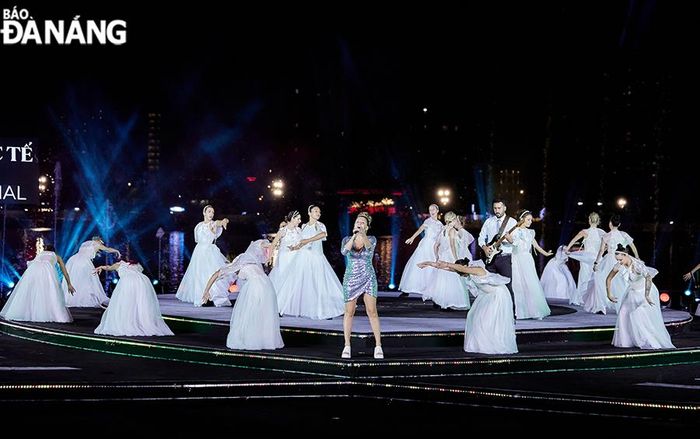 Ca sĩ Ottaviano Natalia Maricel và Vũ đoàn Bà Nà Hills sẽ đưa du khách tới những cảm xúc lắng đọng bằng bản tình ca từ nước Ý “Vivo per lei”.