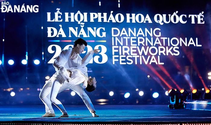 Các nghệ sĩ biểu diễn trong tiết mục mở màn "Đón bình minh" tại đêm trình diễn thứ 3 của DIFF 2023.