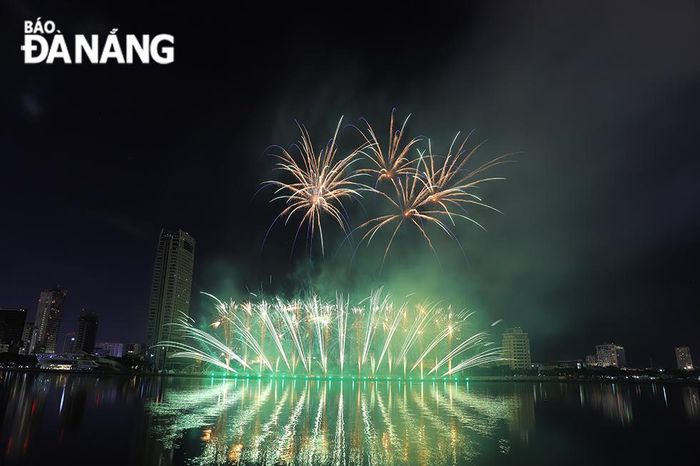 “Vũ khí bí mật” mà đội Úc đem tới năm nay chính là những chùm pháo có hiệu ứng ánh sáng độc đáo, đẹp đến siêu thực.