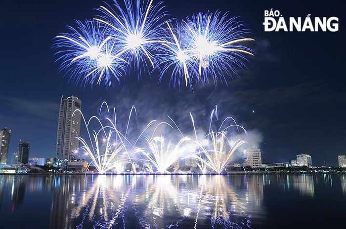 Khán giả bất ngờ khi chiêm ngưỡng những chùm pháo hoa khổng lồ và dồn dập đến từ “xứ sở chuột túi”.