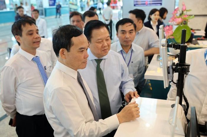  Phó Thủ tướng Chính phủ Trần Lưu Quang kiểm tra khu vực check-in 