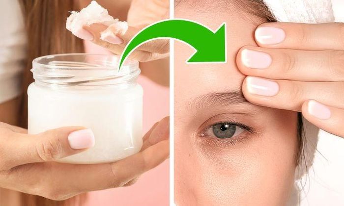 Massage trán giúp làm mờ nếp nhăn.