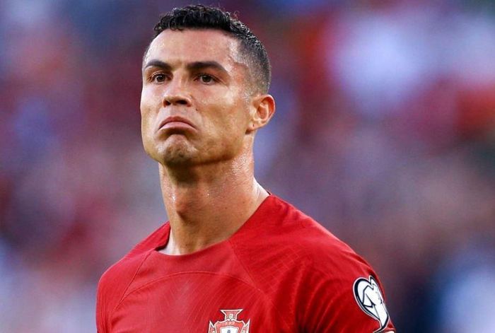  Ronaldo có ngày thi đấu đầy nỗ lực trước Bosnia. Dù không ghi bàn, lão tướng 38 tuổi vẫn để lại dấu ấn đậm nét trong lối chơi của nhà vô địch EURO 2016. CR7 chơi trọn 90 phút nhưng không có cú sút nào. Bù lại, anh sở hữu 3 đường chuyền tạo cơ hội, một trong số đó châm ngòi cho tình huống dẫn đến bàn mở tỷ số của Bồ Đào Nha. 