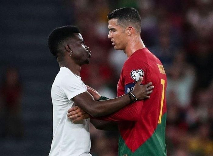  Sau đó, có thêm một CĐV khác vào sân. Người này cũng chạy đến để ôm Ronaldo. 