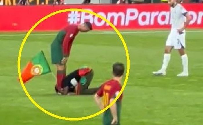  Chưa dừng ở đó, chàng trai này còn quỳ lạy cựu tiền đạo Man United ngay trên sân và thực hiện màn ăn mừng "Siu". 