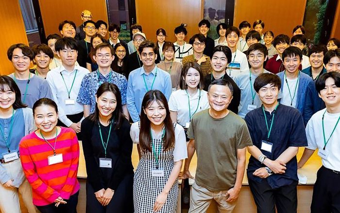  Nhà sáng lập Alibaba chụp ảnh cùng các sinh viên tham dự hội thảo. Ảnh: Weibo. 