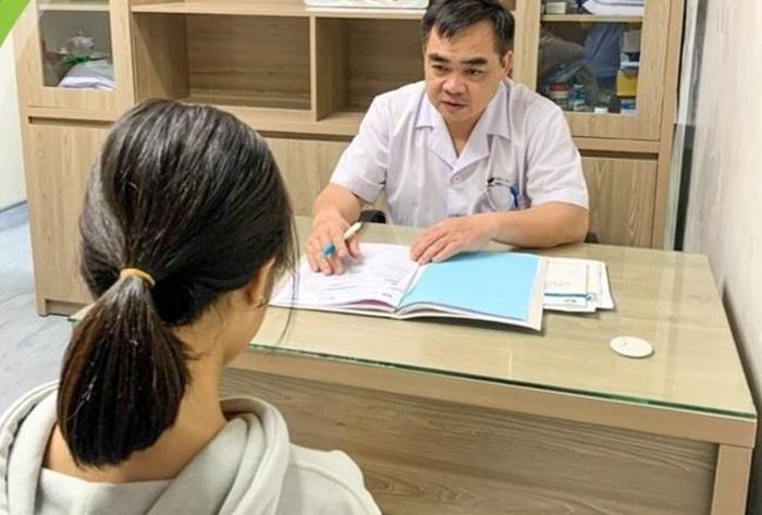  Khi thấy con có biểu hiện trầm cảm, lo âu, căng thẳng, cha mẹ nên cho con đi thăm khám. Ảnh: Bệnh viện Nhi Trung ương. 