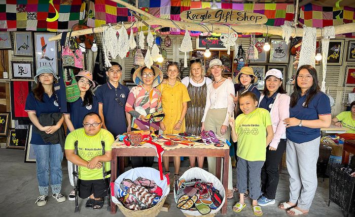 Các du khách trong nước và nước ngoài đến tham quan, trải nghiệm