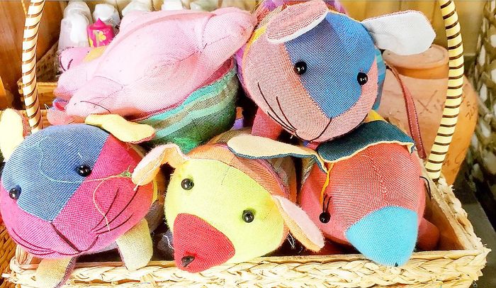 Gấu bông, túi dán từ các vải vụn, vải thừa bỏ đi làm quà tặng du lịch tái chế