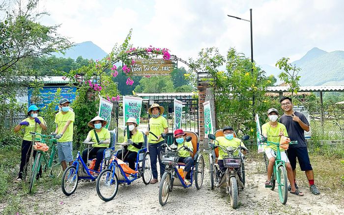 "Đội quân" của Vườn tái chế - NNC bắt đầu hành trình thu gom, nhặt rác, làm vệ sinh ở các đường làng, ngõ xóm gần xa