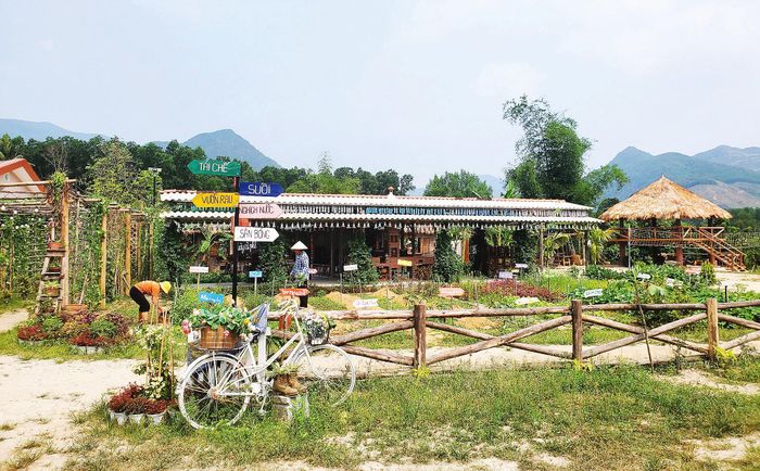 Tháng 7-2021, cô Nga cùng 17 học viên khuyết tật lặn lội lên vùng gò đồi thung lũng Phước Mỹ (ngoại ô TP Quy Nhơn) để xây dựng Vườn tái chế - NNC