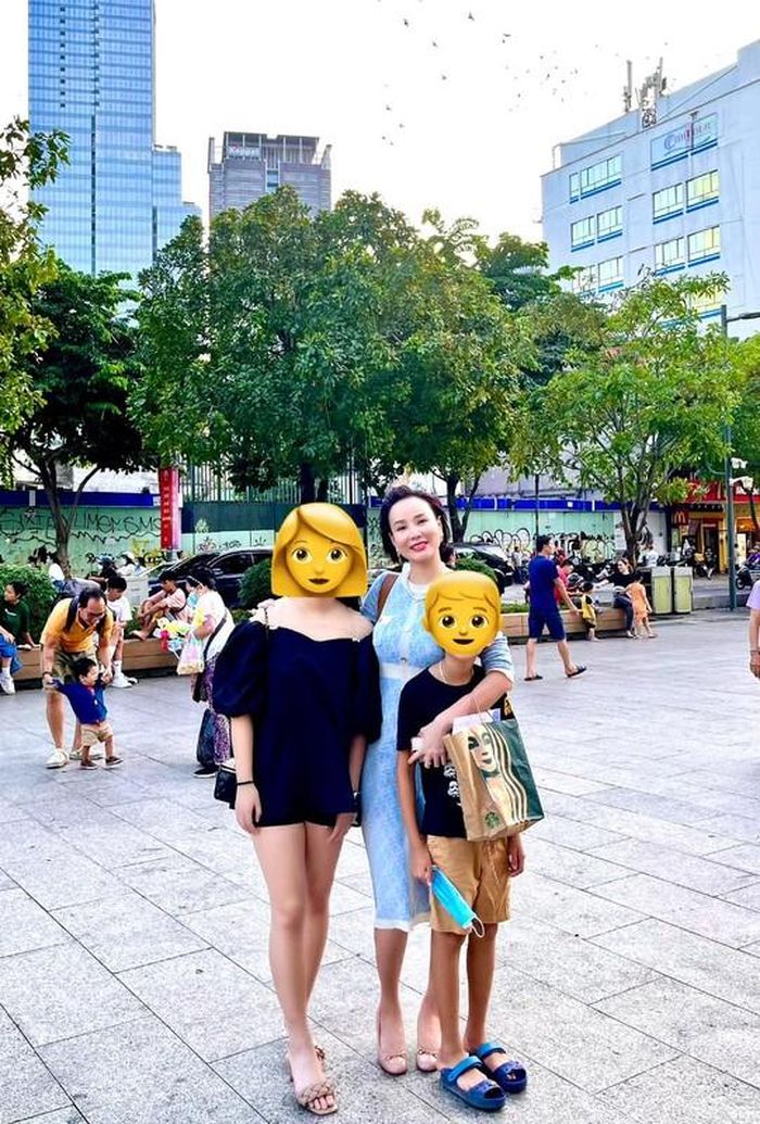 Gần đây, trên trang cá nhân, Dương Yến Ngọc hiếm hoi khoe ảnh hai con lớn phổng phao. Cô chia sẻ: "Muốn khoe con mà nó không cho, hỏi nó tại sao, nó kêu sau này con có người yêu mắc cỡ lắm. Vầng, còn ba năm nữa thôi con gái 18 tuổi rồi".