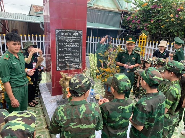 Dâng hương, dâng hoa tưởng niệm các anh hùng liệt sĩ hy sinh trong thực hiện nhiệm vụ phân giới cắm mốc năm 1978