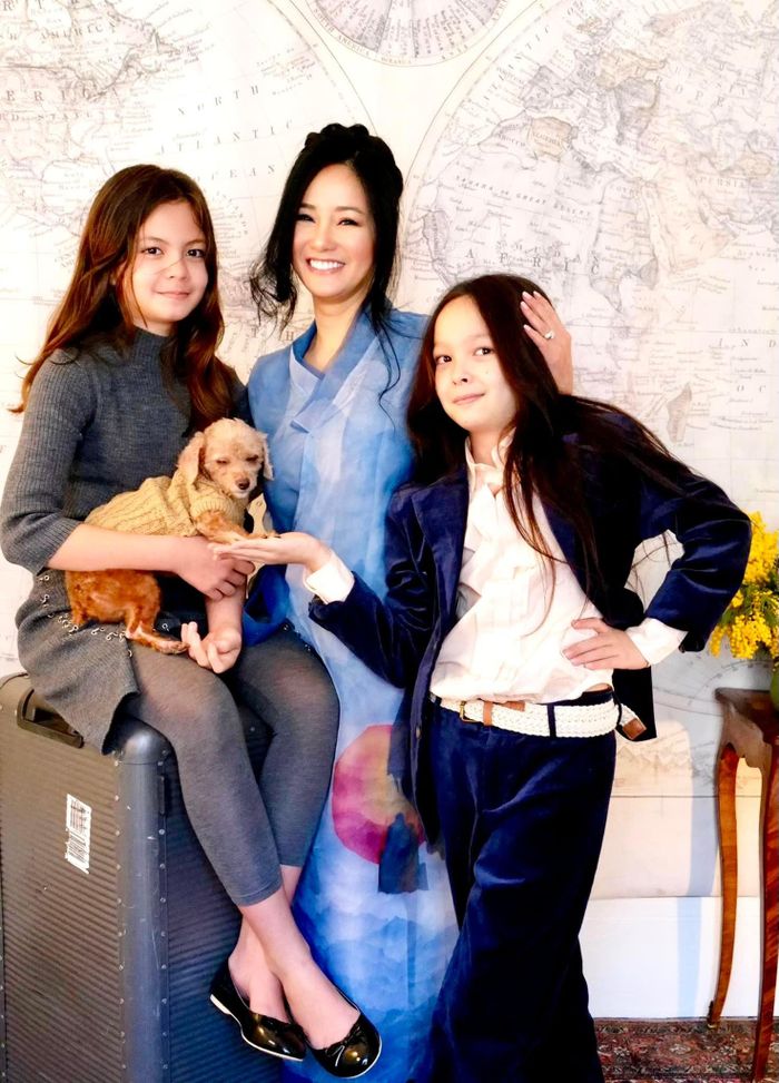 Nhiều bạn bè, người hâm mộ chúc mừng Hồng Nhung bởi sau những năm tháng vất vả, cô có hai người con ngoan ngoãn, nghe lời, luôn làm mẹ hạnh phúc.