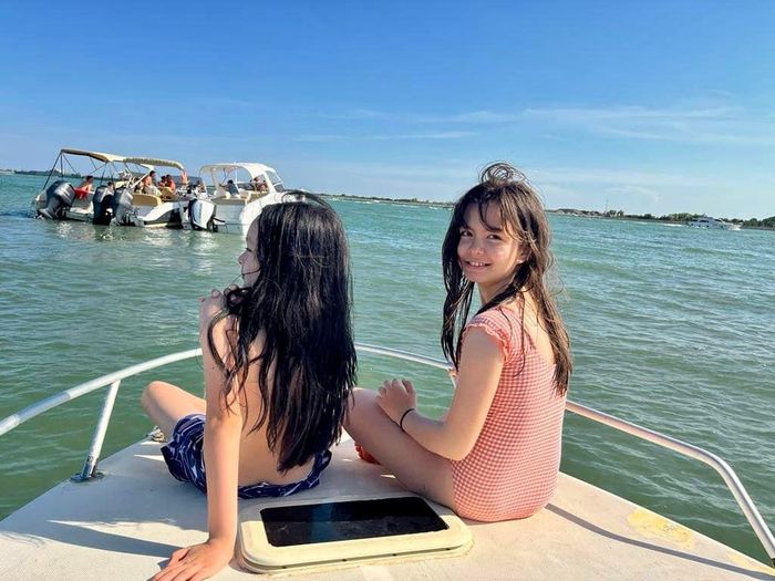 Trong khi anh hai Tôm có mái tóc dài bồng bềnh, lãng tử thì cô em Tép lại dịu dàng, nữ tính giống mẹ.
