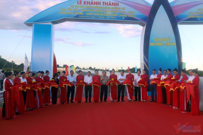 Thủ tướng Phạm Minh Chính cắt băng khánh thành cao tốc Nha Trang - Cam Lâm. 