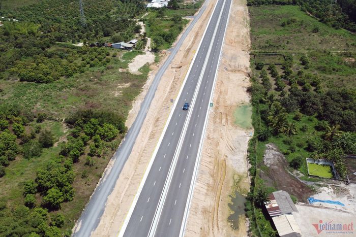 Cao tốc Nha Trang - Cam Lâm qua tỉnh Khánh Hòa. 