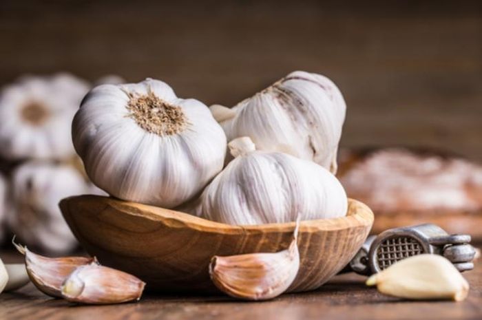 Mẹo hay giúp giảm ngứa khi bị muỗi đốt bằng tỏi.