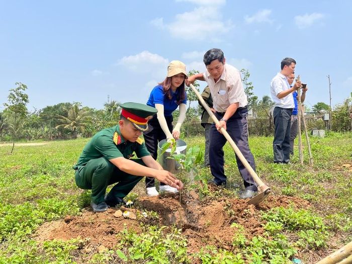 Đoàn viên Đoàn Khối các Cơ quan và Doanh nghiệp tỉnh trồng cây xanh tại Đền tưởng niệm Liệt sĩ Tú Thủy (xã Tú An, thị xã An Khê). Ảnh: Phương Vi
