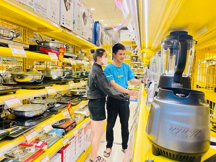Thái độ phục vụ của nhân viên siêu thị là yếu tố giúp tăng sự hài lòng, xây dựng mối quan hệ tốt hơn với khách hàng. Ảnh: V.T