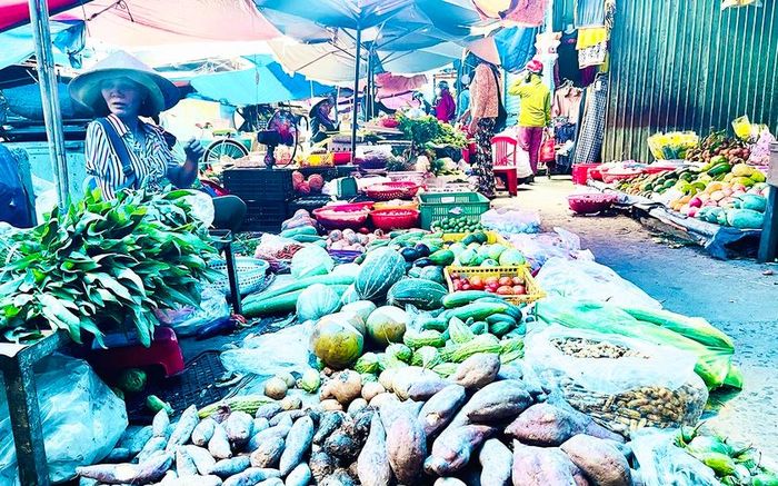 Văn minh thương mại ở chợ là việc không nói thách, nâng giá, cân đúng, cân đủ. Ảnh: Vũ Thảo