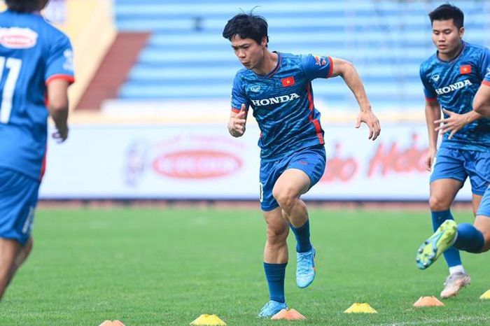 Công Phượng tập trung ở buổi tập chiều 19/6 trên sân Thiên Trường.Ảnh: Đại Đầu