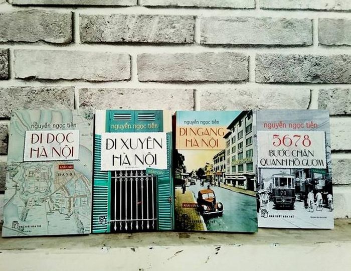 Các cuốn sách về Hà Nội của Nguyễn Ngọc Tiến. Năm 2012, Nguyễn Ngọc Tiến được trao Giải thưởng Bùi Xuân Phái - Vì tình yêu Hà Nội ở hạng mục Tác phẩm, với hai cuốn sách “Đi ngang Hà Nội” và “Đi dọc Hà Nội”